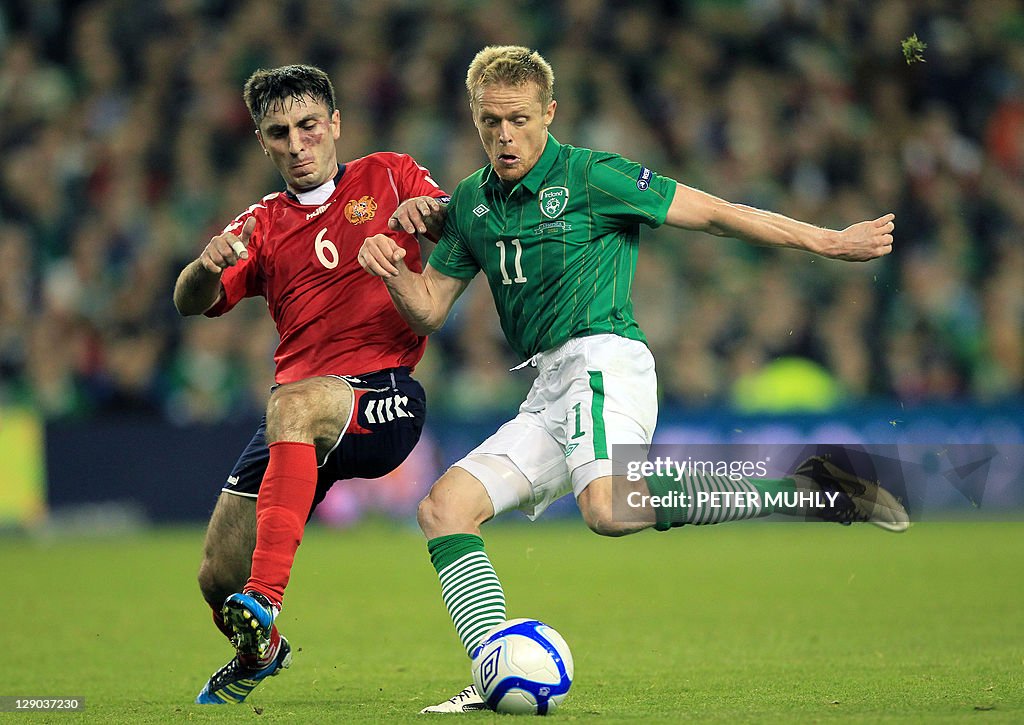 Republic of Ireland's Damien Duff (R) vi