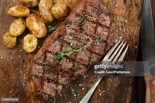 medium rare sirloin steak with roasted potatoes - strip steak stock pictures, royalty-free photos & images