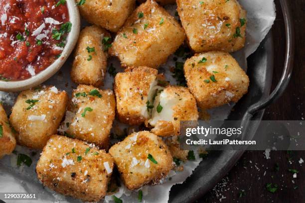 pepite al formaggio halloumi fritte con salsa marinara - grissini al formaggio foto e immagini stock