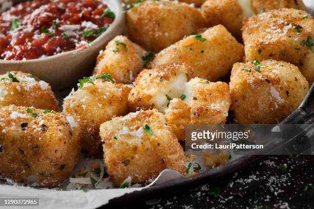 gebratene halloumi käse nuggets mit marinara dipping sauce - cheese stick stock-fotos und bilder