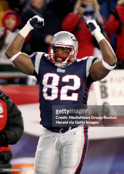 New England Patriots tight end Alge Crumpler celebrates his reception against the Jets during the first quarter of the AFC Divisional Playoff Game at...