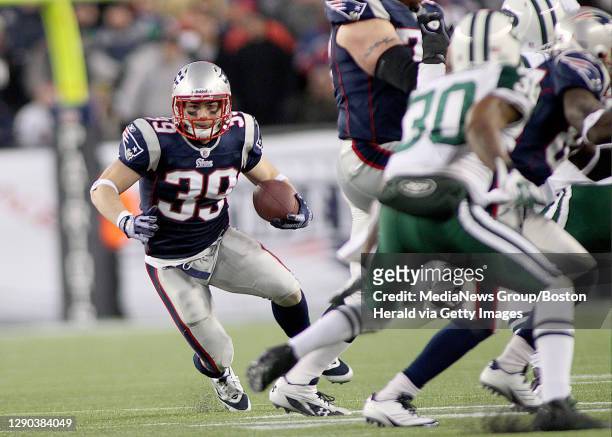 New England Patriots running back Danny Woodhead looks for a hole against the Jets during the first quarter of the AFC Divisional Playoff Game at...