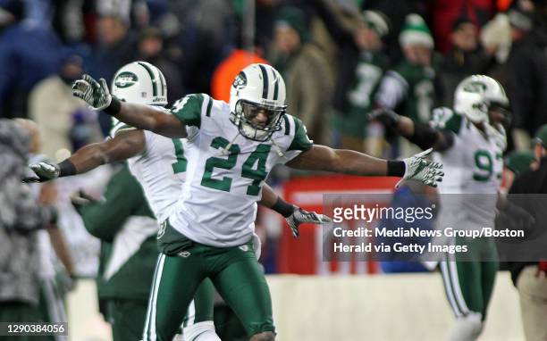 Foxboro, MA)New York Jets cornerback Darrelle Revis and teammates celebrate while "flying" on the sideline late in the 4th quarterThe New England...