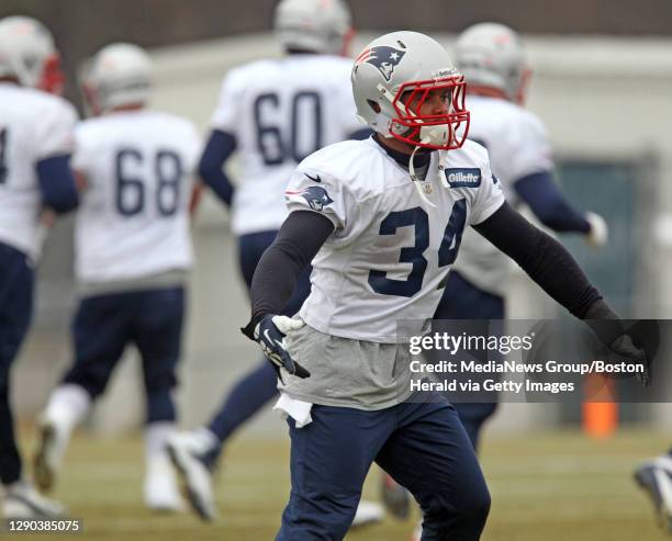 Shane Vereen warms up for Patriots practice. Thursday, January 16, 2014. Staff photo by John Wilcox.