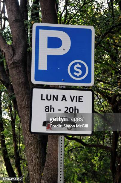 pay parking sign and a sign indicating wheel clamping between 8 am to 8 pm monday to friday as the penalty for non-payment in mexico city, mexico - parkkralle stock-fotos und bilder