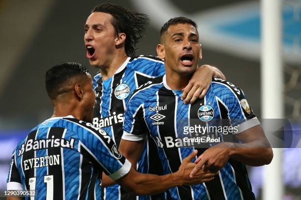 Diego Souza of Gremio celebrates with teammates Geromel and Éverton after scoring the first goal of his team during a first leg match between Gremio...