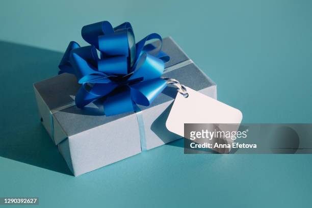 elegant present with blank tag. trendy colors of the year - birthday present stockfoto's en -beelden
