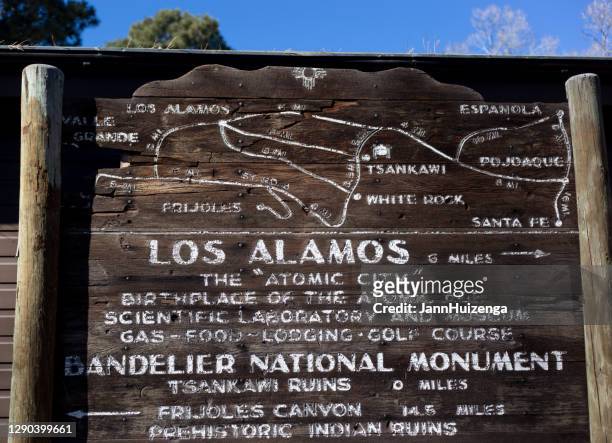 los alamos, nm: vintage 1950s wooden tourist information sign - los alamos new mexico stock pictures, royalty-free photos & images