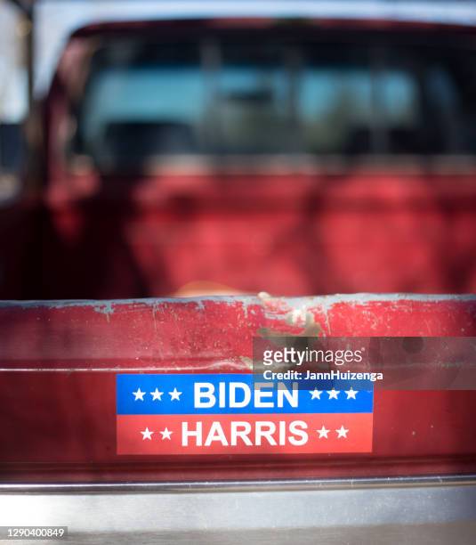 santa fe, nm: 2020 politische stoßstange aufkleber rot pick-up truck - bumper sticker stock-fotos und bilder