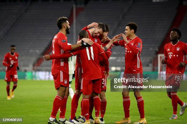 Niklas Süle of FC Bayern München celebrates scoring the opening goal with his team mates during the UEFA Champions League Group A stage match between...