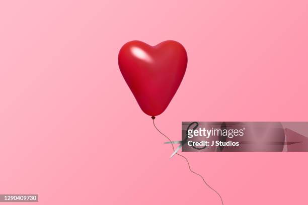 heart balloon about to be let go - break up 個照片及圖片檔