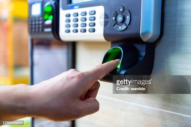 fingerprint access control system - security scanner - fotografias e filmes do acervo
