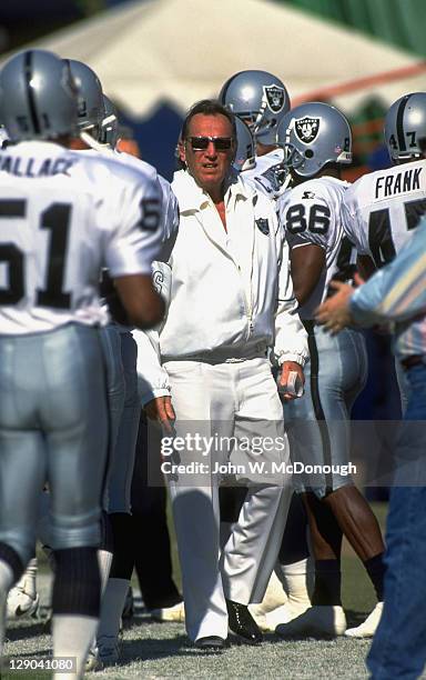 Los Angeles Raiders owner Al Davis on sidelines with players before game vs Los Angeles Rams at Anaheim Stadium. Anaheim, CA CREDIT: John W. McDonough