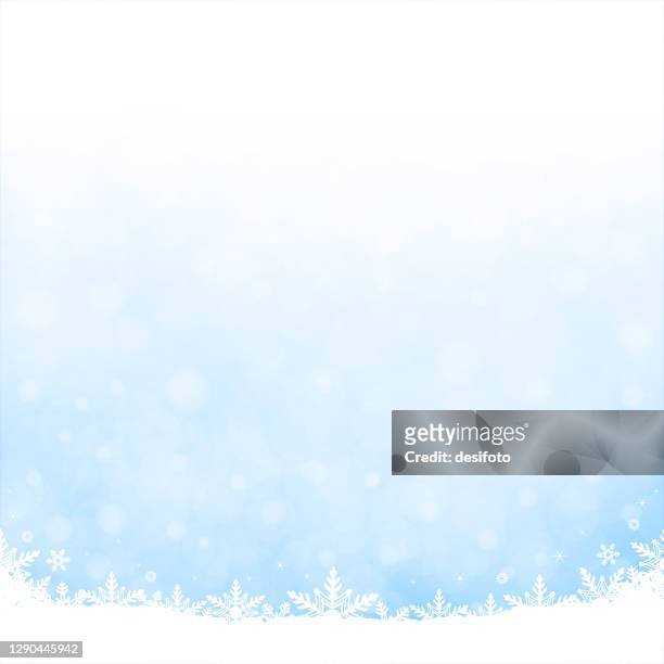 ilustraciones, imágenes clip art, dibujos animados e iconos de stock de fondo vectorial navideño brillante de color azul cielo y blanco con copos de nieve y nieve en la parte inferior - bottom