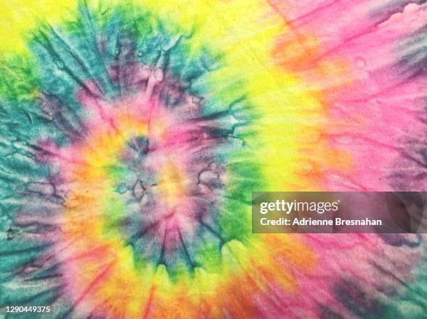 tie dyed fabric - teñido multicolor fotografías e imágenes de stock