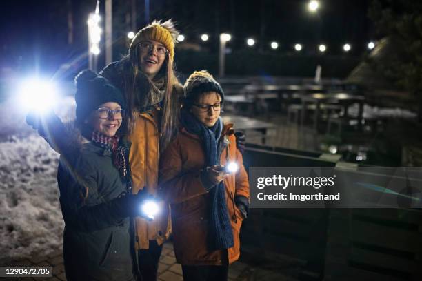 jonge geitjes die bij nacht met zaklampen lopen - flashlight stockfoto's en -beelden