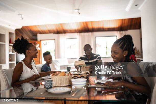 família multigera que tomava café da manhã juntos em casa - humility - fotografias e filmes do acervo