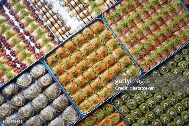 gemischte schale baklava, türkische baklava, türkische kultur - turkish delight stock-fotos und bilder