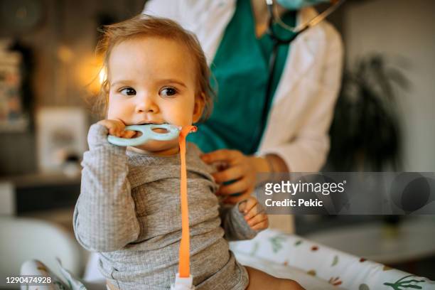 nettes kleines baby junge spielt mit gummi-spielzeug - baby tooth stock-fotos und bilder