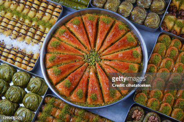 traditionelle köstliche türkische dessert; baklava - turkish delight stock-fotos und bilder