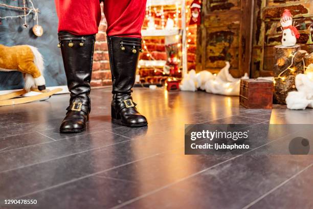 bijgesneden mening van het stellen van de kerstman in laarzen - zwarte laars stockfoto's en -beelden