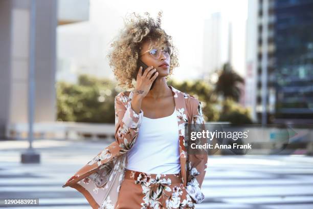 mujer joven en movimiento en la ciudad - bien vestido fotografías e imágenes de stock