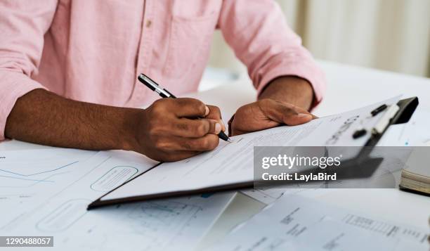 jotting seine unterschrift auf einigen wichtigen papierkram - regeln stock-fotos und bilder