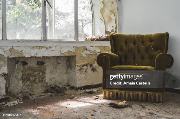 sillón en habitación abandonada - habitación stockfoto's en -beelden