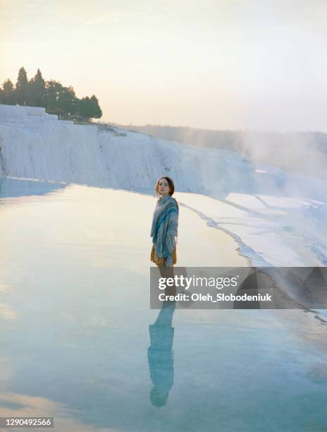 frau zu fuß in travertin pool in pamukkale - women swimming pool retro stock-fotos und bilder