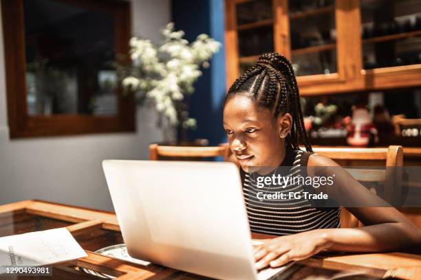 teenager-mädchen mit laptop zu hause (homeschooling oder ein video ansehen) - black girl with computer stock-fotos und bilder