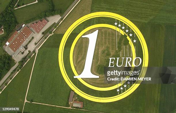 Vue aérienne, le 01 juin de l'euro géant de 6,60 hectares réalisé par l'artiste jurassien Pierre Duc et son association Art'Défi dans un champ de Ney...