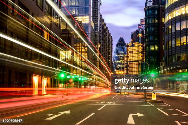 senderos de luz de la hora punta de londres al atardecer - semaforo fotografías e imágenes de stock