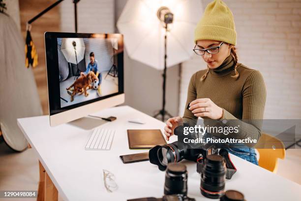 frau schaut sich ihre bilder am computer an - digitalkamera bildschirm stock-fotos und bilder