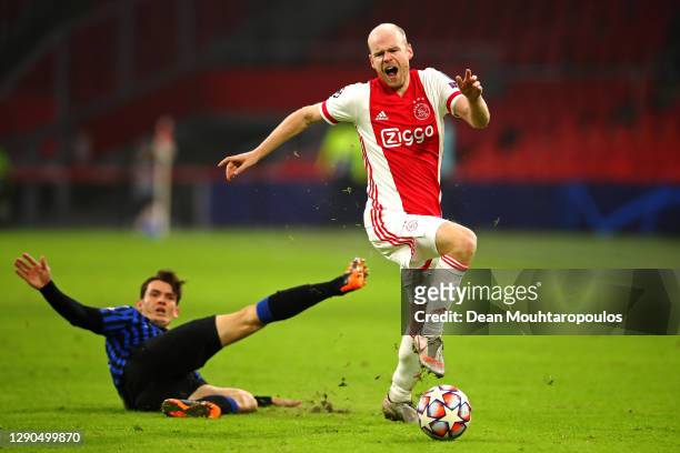 Davy Klaassen of Ajax gets past the tackle from Marten de Roon of Atalanta BC during the UEFA Champions League Group D stage match between Ajax...