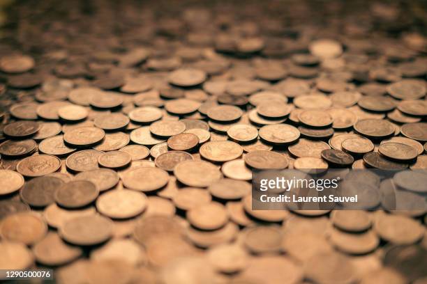 many euro cent coins - selective focus - warm tones - laurent sauvel photos et images de collection