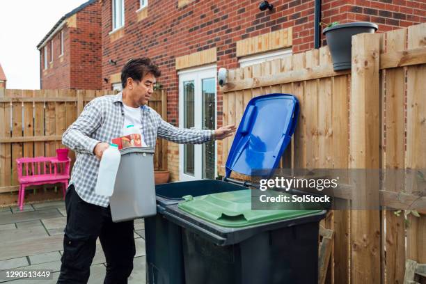 eserti dal riciclaggio - pattumiera a rotelle foto e immagini stock
