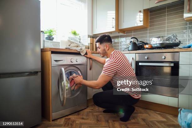 it's laundry day! - máquina de lavar roupa imagens e fotografias de stock