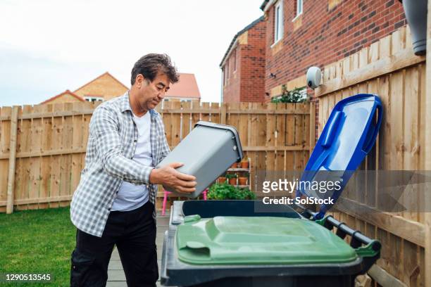 recycling verwijderen - garbage man stockfoto's en -beelden
