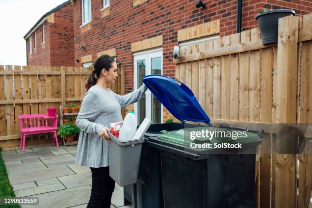 altijd recyclen! - vuilnisemmer op wielen stockfoto's en -beelden