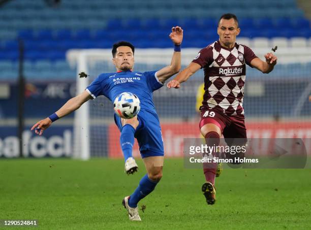 Yang Sang-min of Samsung Bluewings hooks the ball away from Vissel Kobe's Douglas during the AFC Champions League quarter final match between Vissel...
