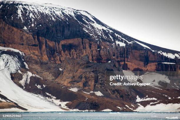 brown bluff, a tuya, or flat topped volcano that erupted under the ice on the antarctic peninsular - ígnea fotografías e imágenes de stock