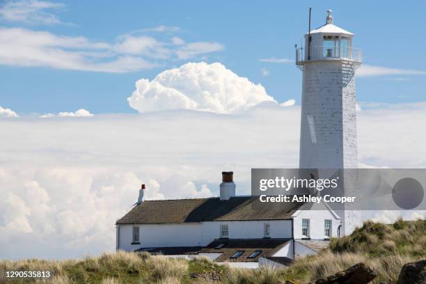 the lighthouse on walney island, cumbria, uk. - barrow in furness stock-fotos und bilder