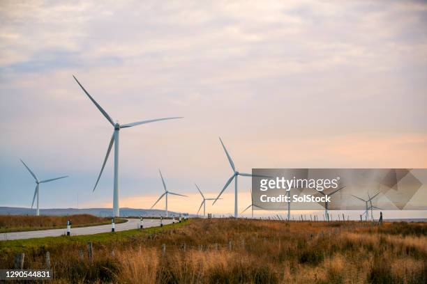 energía eólica en escocia - windmills fotografías e imágenes de stock