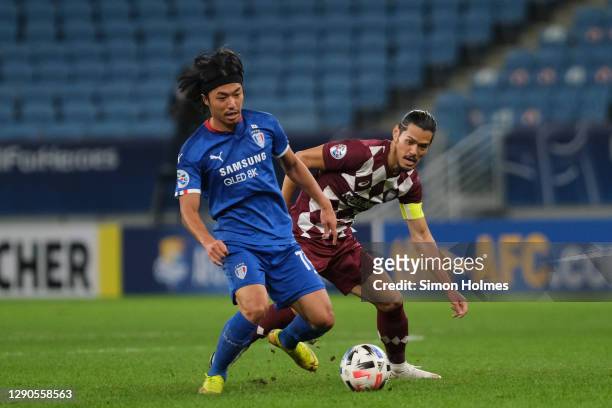 Ko Seung-Beom of Suwon Samsung Bluewings and Vissel Kobe's Hotaru Yamaguchi battle for possession during the AFC Champions League quarter final match...