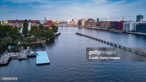 badeschiff on the spree river, berlin, germany, at daytime - spree stock-fotos und bilder