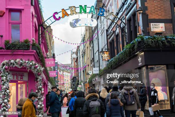 überfüllte straßen von carnaby nach sperrung - carnaby street stock-fotos und bilder