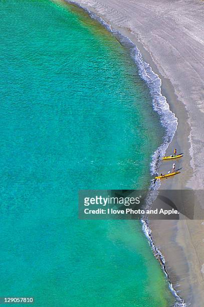 two yellow kayak boat arrival - îles ogasawara photos et images de collection