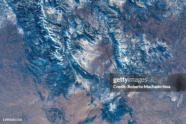 physical geography of the usa, the iss flies over colorado - estación espacial internacional fotografías e imágenes de stock