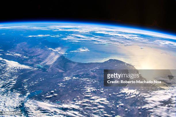 sunlight reflection over chile, iss point of view - atmosfera foto e immagini stock