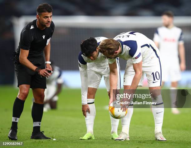 Son Heung-Min of Tottenham Hotspur discusses a free kick with Harry Kane of Tottenham Hotspur during the UEFA Europa League Group J stage match...